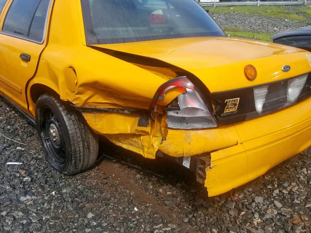 2FABP7AVXBX148173 - 2011 FORD CROWN VICT YELLOW photo 9