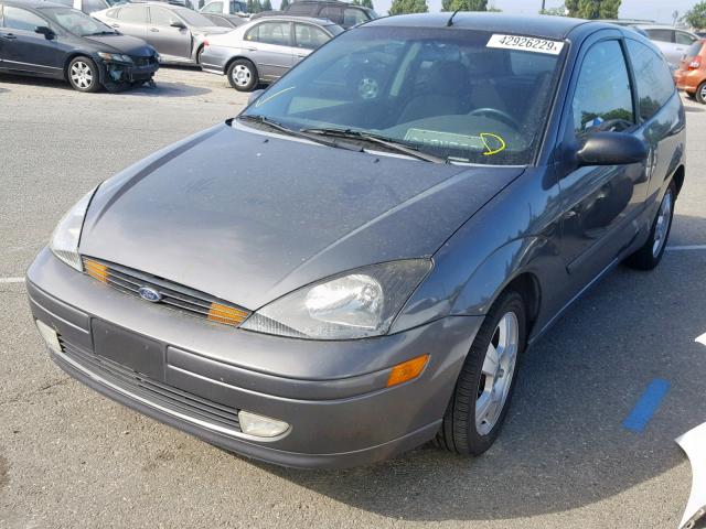 3FAFP31Z43R139952 - 2003 FORD FOCUS ZX3 GRAY photo 2