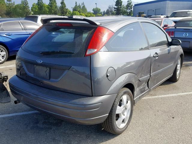 3FAFP31Z43R139952 - 2003 FORD FOCUS ZX3 GRAY photo 4