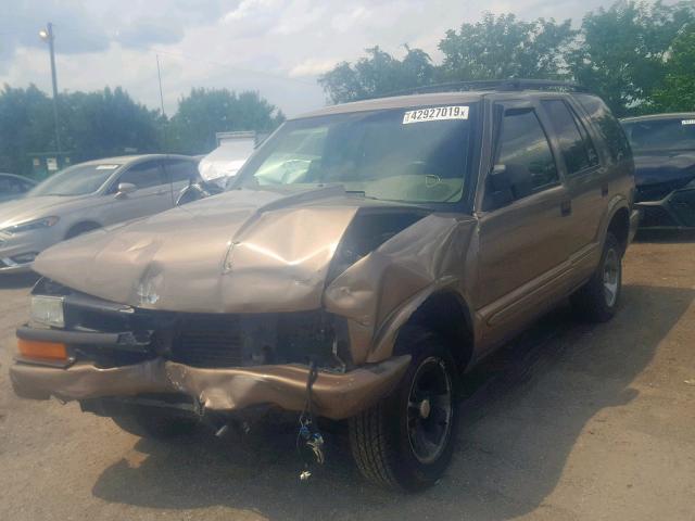 1GNCS13WX2K227935 - 2002 CHEVROLET BLAZER BROWN photo 2