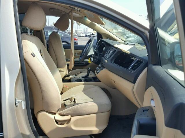 KNDMB5C11F6060274 - 2015 KIA SEDONA LX GOLD photo 5