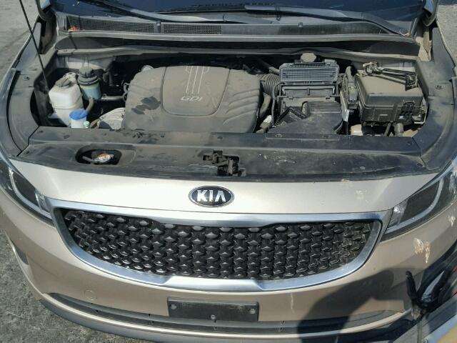 KNDMB5C11F6060274 - 2015 KIA SEDONA LX GOLD photo 7