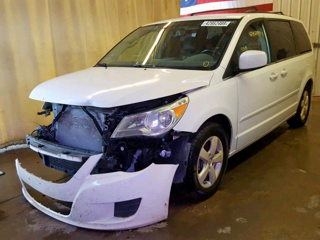 2V4RW3DG0BR668264 - 2011 VOLKSWAGEN ROUTAN SE WHITE photo 2