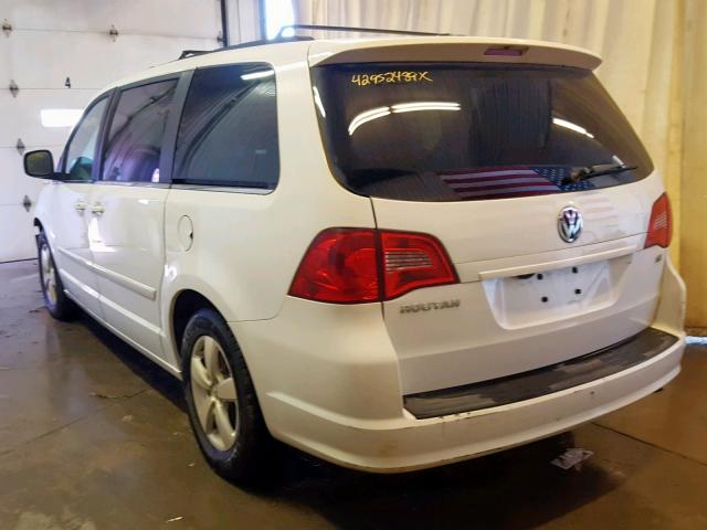 2V4RW3DG0BR668264 - 2011 VOLKSWAGEN ROUTAN SE WHITE photo 3