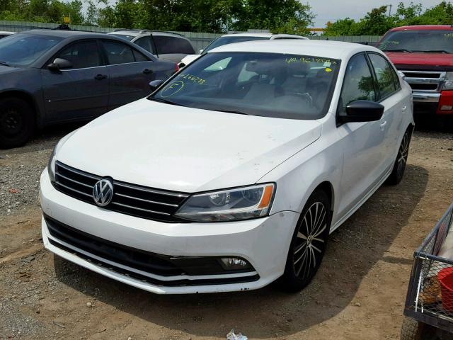 3VWD17AJXGM266273 - 2016 VOLKSWAGEN JETTA SPOR WHITE photo 2