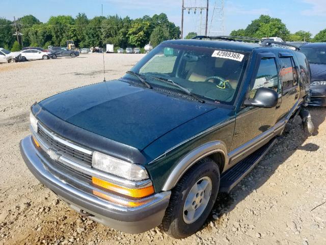 1GNDT13W1W2103477 - 1998 CHEVROLET BLAZER GREEN photo 2