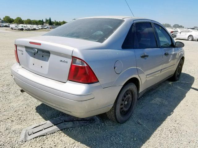 1FAFP34N15W209657 - 2005 FORD FOCUS ZX4 SILVER photo 4