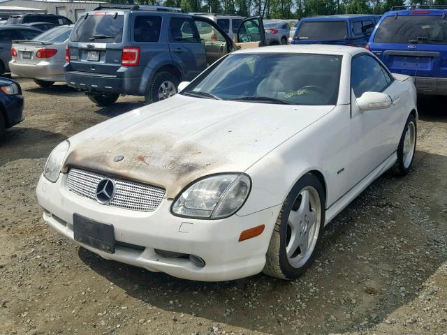 WDBKK65F41F202128 - 2001 MERCEDES-BENZ SLK 320 WHITE photo 2