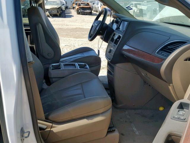 2C4RC1BG5ER314688 - 2014 CHRYSLER TOWN & COU WHITE photo 5