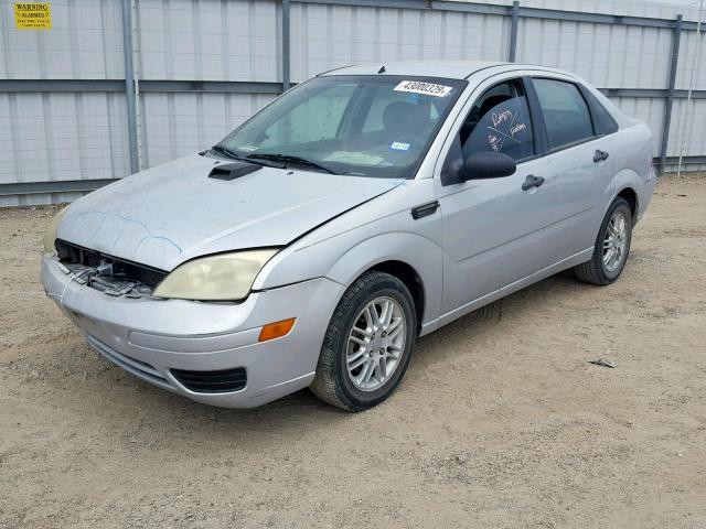 1FAFP34N06W245180 - 2006 FORD FOCUS ZX4 GRAY photo 2