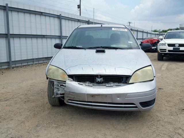 1FAFP34N06W245180 - 2006 FORD FOCUS ZX4 GRAY photo 9