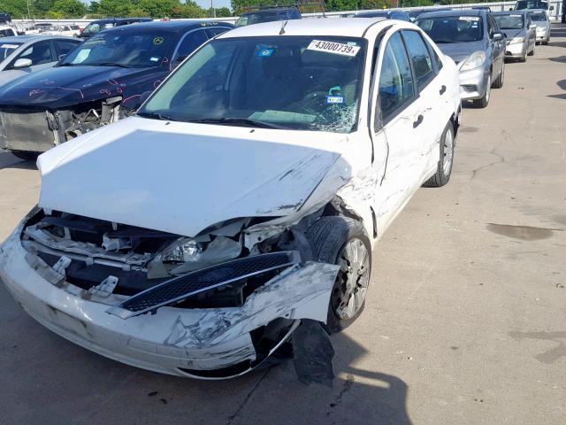 1FAFP34N76W130625 - 2006 FORD FOCUS ZX4 WHITE photo 2