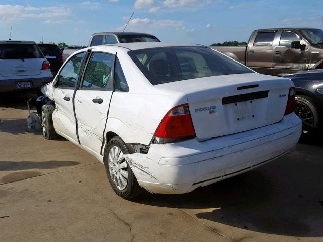 1FAFP34N76W130625 - 2006 FORD FOCUS ZX4 WHITE photo 3