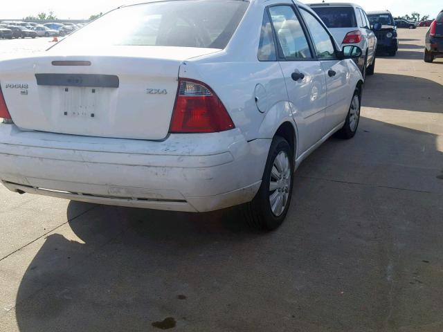 1FAFP34N76W130625 - 2006 FORD FOCUS ZX4 WHITE photo 4