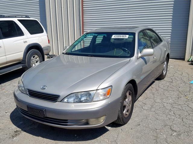 JT8BF28G9W0141208 - 1998 LEXUS ES 300 SILVER photo 2