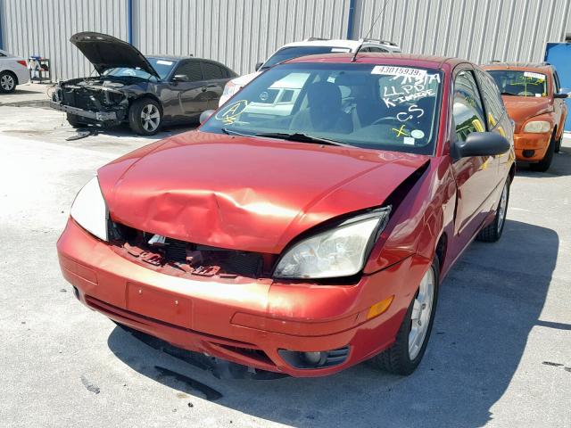 3FAFP31N05R142170 - 2005 FORD FOCUS ZX3 RED photo 2