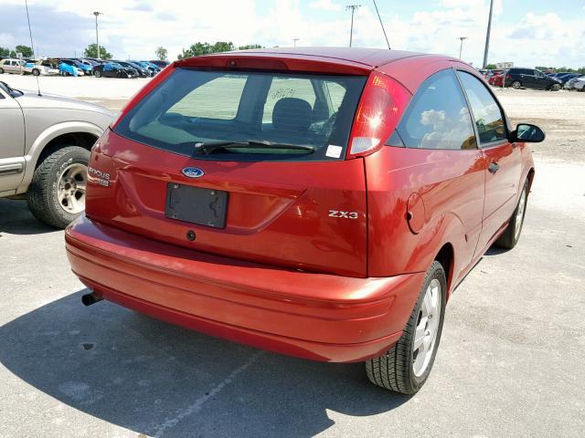 3FAFP31N05R142170 - 2005 FORD FOCUS ZX3 RED photo 4