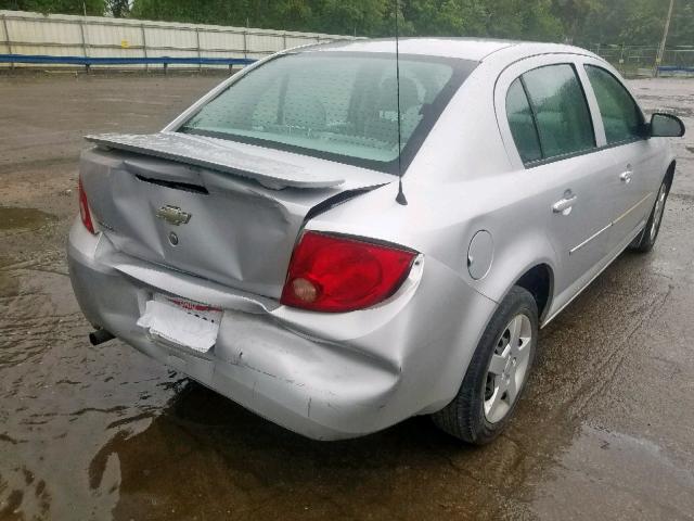 1G1AK54F257636372 - 2005 CHEVROLET COBALT SILVER photo 4