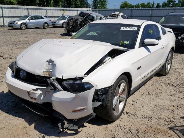 1ZVBP8CF3B5165157 - 2011 FORD MUSTANG GT WHITE photo 2