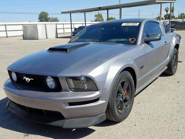 1ZVFT82H075351553 - 2007 FORD MUSTANG GT GRAY photo 2