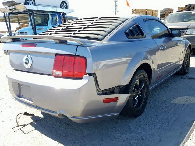 1ZVFT82H075351553 - 2007 FORD MUSTANG GT GRAY photo 4