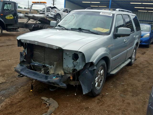 5LMFU27545LJ12617 - 2005 LINCOLN NAVIGATOR SILVER photo 2