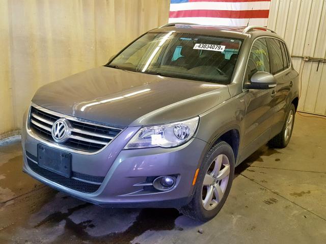 WVGBV7AX7AW518714 - 2010 VOLKSWAGEN TIGUAN SE GRAY photo 2