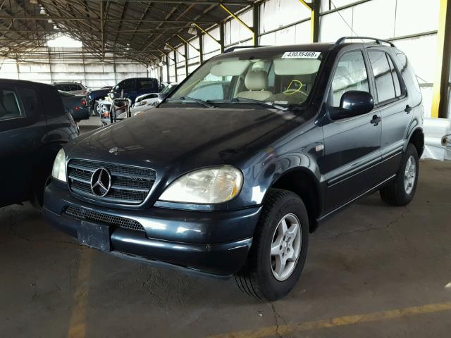 4JGAB54E5YA197945 - 2000 MERCEDES-BENZ ML 320 BLACK photo 2