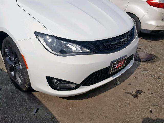 2C4RC1FG5KR560615 - 2019 CHRYSLER PACIFICA T WHITE photo 9