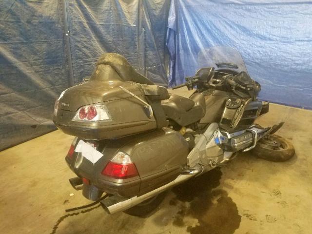 1HFSC47H9AA903509 - 2010 HONDA GL1800 GRAY photo 4