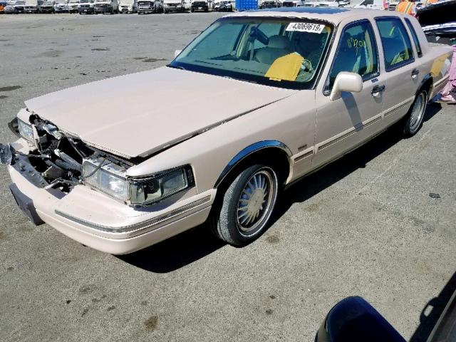 1LNLM83W9VY752851 - 1997 LINCOLN TOWN CAR C BEIGE photo 2