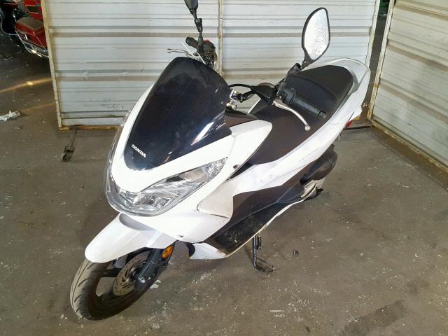 RLHKF180XHY200253 - 2017 HONDA PCX 150 WHITE photo 2