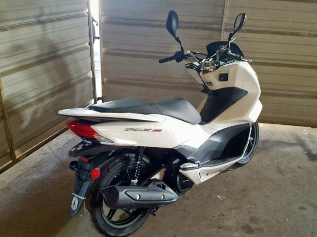 RLHKF180XHY200253 - 2017 HONDA PCX 150 WHITE photo 4