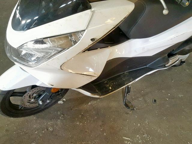 RLHKF180XHY200253 - 2017 HONDA PCX 150 WHITE photo 9