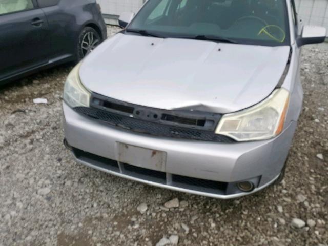 1FAHP36N69W229818 - 2009 FORD FOCUS SES SILVER photo 9