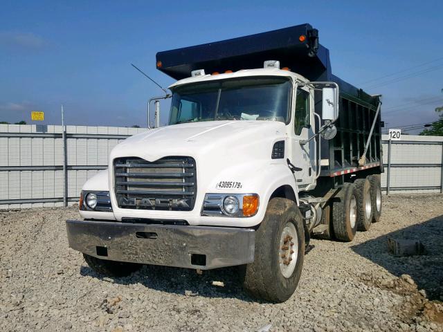 1M2AG11C06M030742 - 2006 MACK 700 CV700 WHITE photo 2