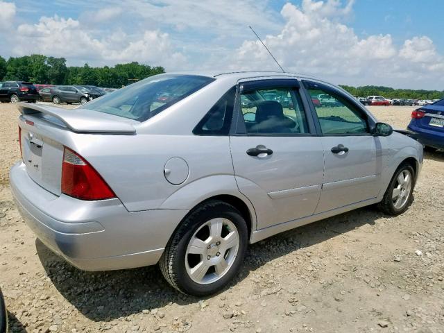 1FAHP34N35W304777 - 2005 FORD FOCUS ZX4 SILVER photo 4