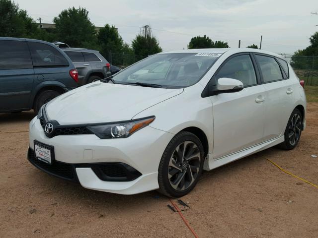 JTNKARJE4JJ575911 - 2018 TOYOTA COROLLA IM WHITE photo 2