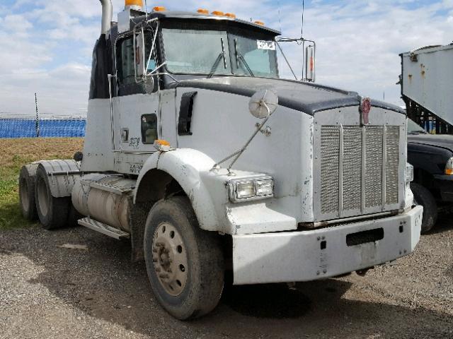 1XKDD40X02R964031 - 2002 KENWORTH CONSTRUCTI WHITE photo 1