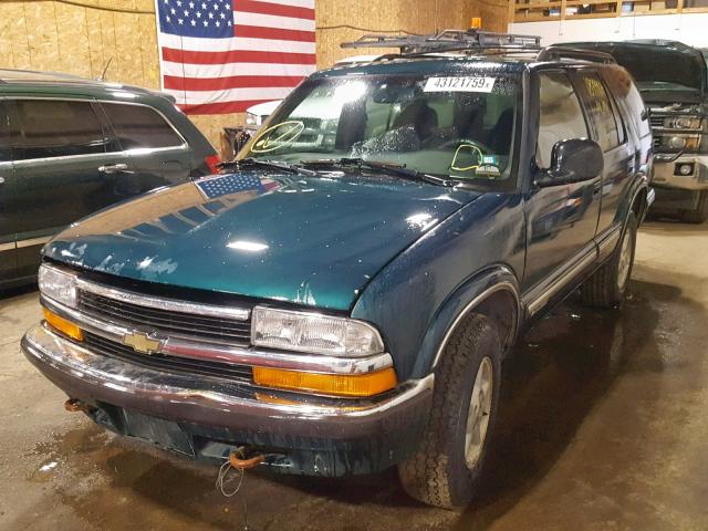 1GNDT13W2WK161145 - 1998 CHEVROLET BLAZER GREEN photo 2