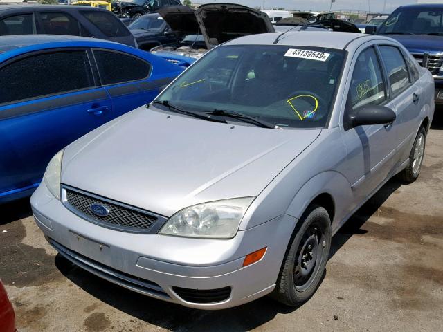 1FAFP34NX7W297949 - 2007 FORD FOCUS ZX4 SILVER photo 2