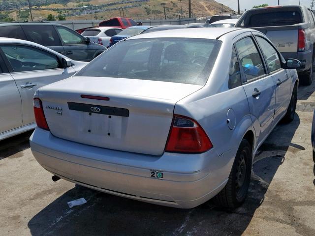 1FAFP34NX7W297949 - 2007 FORD FOCUS ZX4 SILVER photo 4