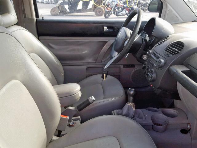 3VWCD21C2YM467769 - 2000 VOLKSWAGEN NEW BEETLE შავი ფოტო 5