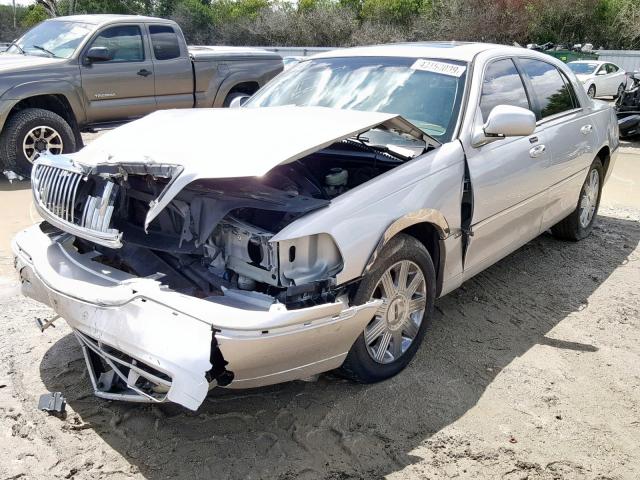 1LNHM83W93Y618957 - 2003 LINCOLN TOWN CAR C SILVER photo 2