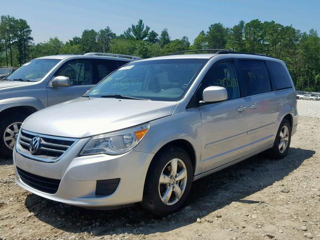 2V8HW34189R609494 - 2009 VOLKSWAGEN ROUTAN SE SILVER photo 2