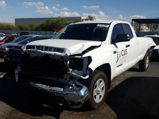 5TFTY5F14JX010090 - 2018 TOYOTA TUNDRA DOU WHITE photo 2