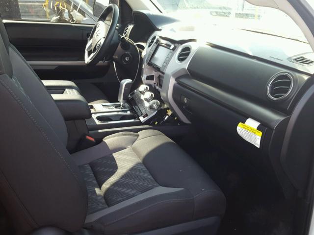 5TFTY5F14JX010090 - 2018 TOYOTA TUNDRA DOU WHITE photo 5
