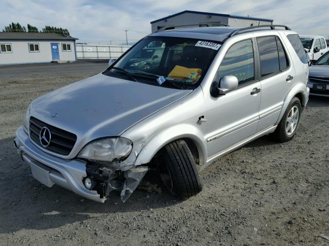 4JGAB54E81A270554 - 2001 MERCEDES-BENZ ML 320 SILVER photo 2