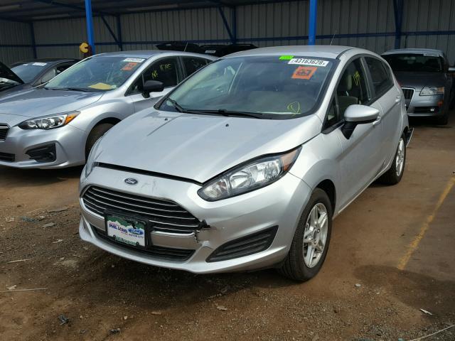 3FADP4EJ3JM109949 - 2018 FORD FIESTA SE SILVER photo 2