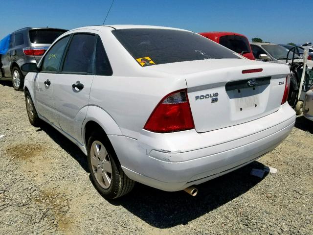 1FAFP34N06W117666 - 2006 FORD FOCUS ZX4 WHITE photo 3